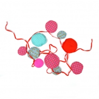 Guirlande molletonnée pastilles - fil rouge